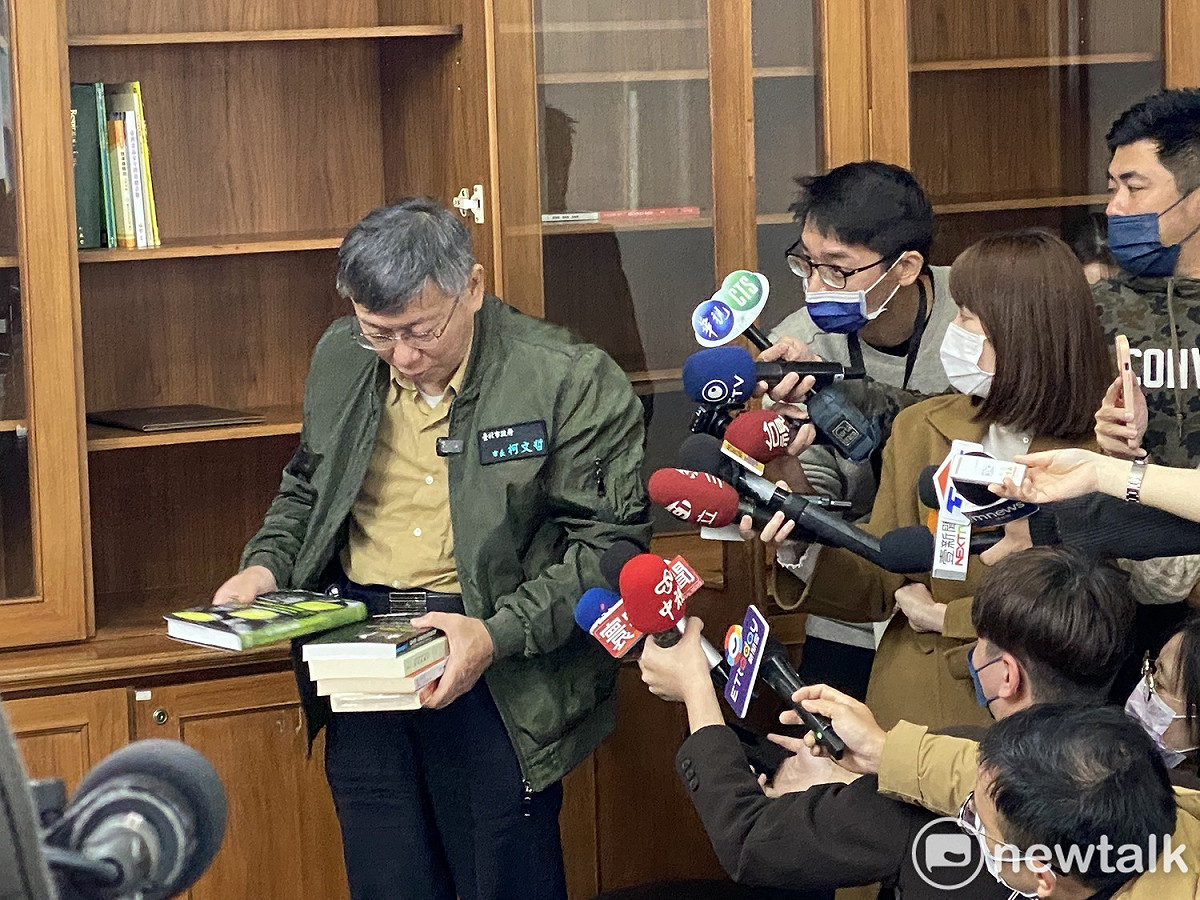 台北市長柯文哲整理市長室。 圖：周煊惠 / 攝