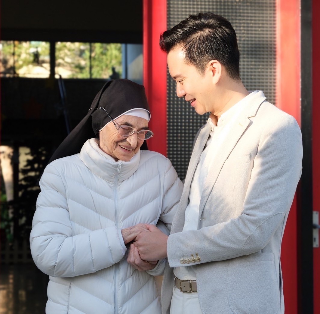 新竹縣準竹北市長鄭朝方（右）就職前拜訪90歲修女趙姆姆（左），擦亮從政初心。 圖：鄭朝方辦公室提供