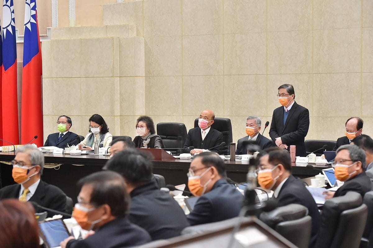 監察院於今（23）日上午由院長陳菊擔任領隊，率全體監察委員巡察行政院。 圖：行政院提供