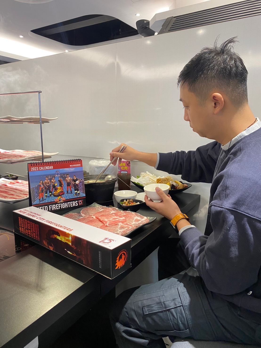 消防局近期更是與樂多多集團旗下的肉多多火鍋店合作，特別推出響應愛心活動，只要購買2023新北消防形象月曆就免費提供魚片或肉盤。 圖：新北市消防局提供