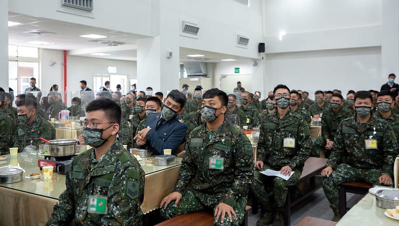 長期評論兩岸議題的政治評論員、台灣新政協會執行長張宇韶今（23）天表示，兵役恢復一年制，有高民意基礎支持且刻不容緩。圖為總統主持「國軍興安專案砲兵第四三指揮部考潭營區落成典禮。 圖：總統府提供