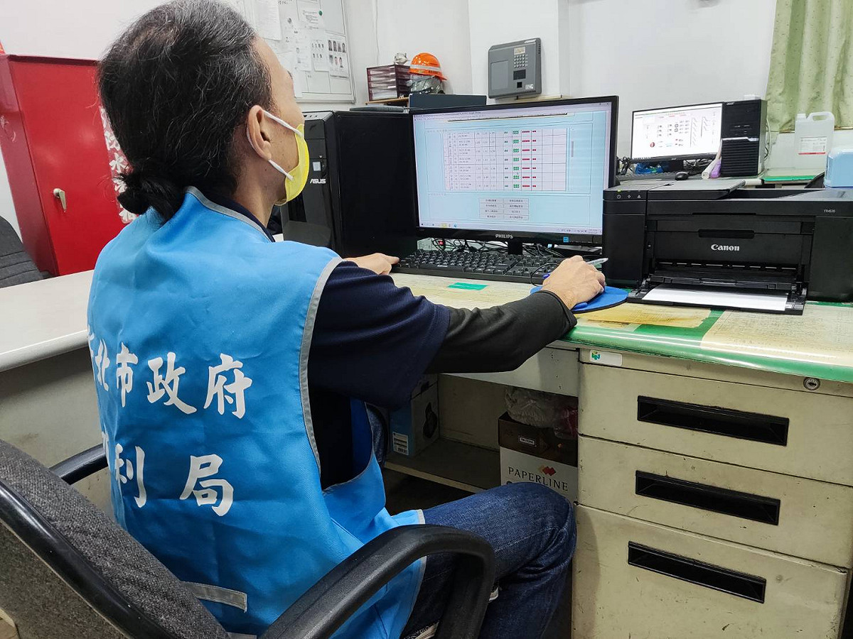 抽水站值班人員監看中原溝及堤外抽排水情形。 圖：新北市水利局提供