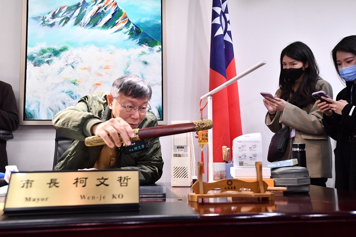 柯文哲介紹起辦公桌周邊物品。 圖：北市府提供