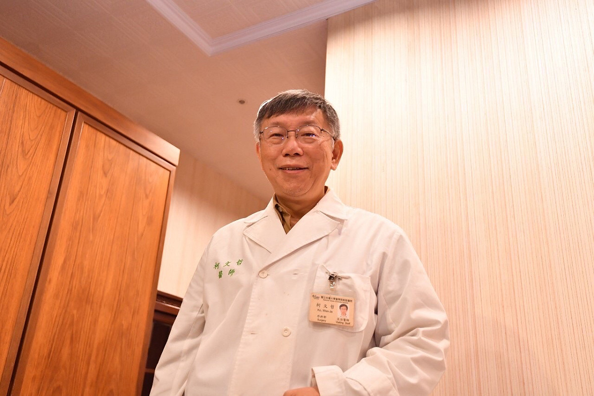 柯文哲睽違8年再度穿上醫師袍，準備回台大教書。 圖：北市府提供