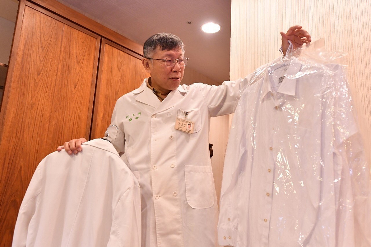 柯文哲睽違8年再度穿上醫師袍，準備回台大教書。 圖：北市府提供