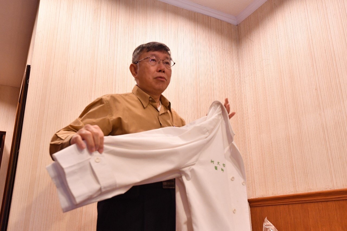 柯文哲睽違8年再度穿上醫師袍，準備回台大教書。 圖：北市府提供