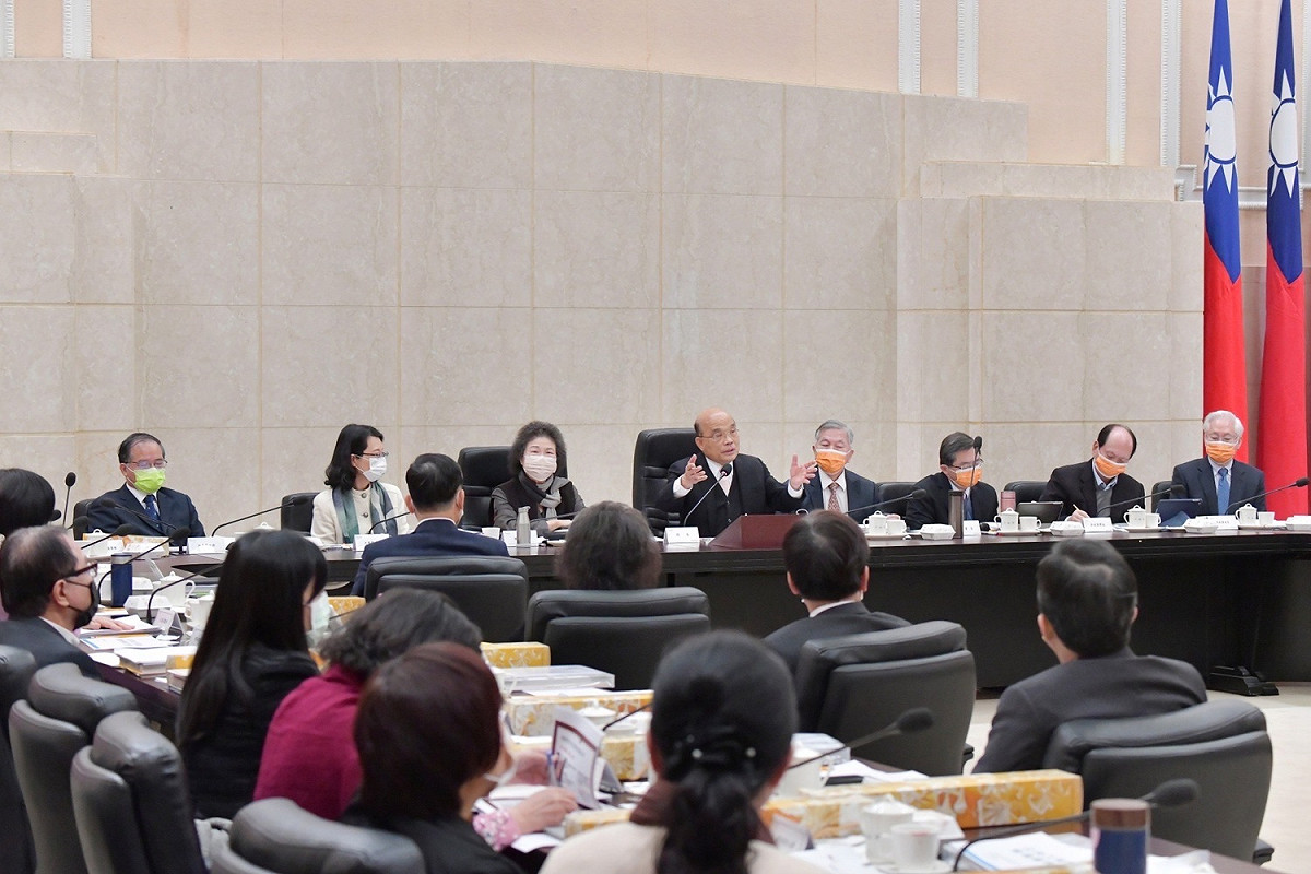 監察院今（23）日巡察行政院，監察委員王幼玲代表該院社會福利及衛生環境委員會，就「我國法令未能依循兩公約不歧視原則，平等適用於移工」議題發言。 圖：行政院提供