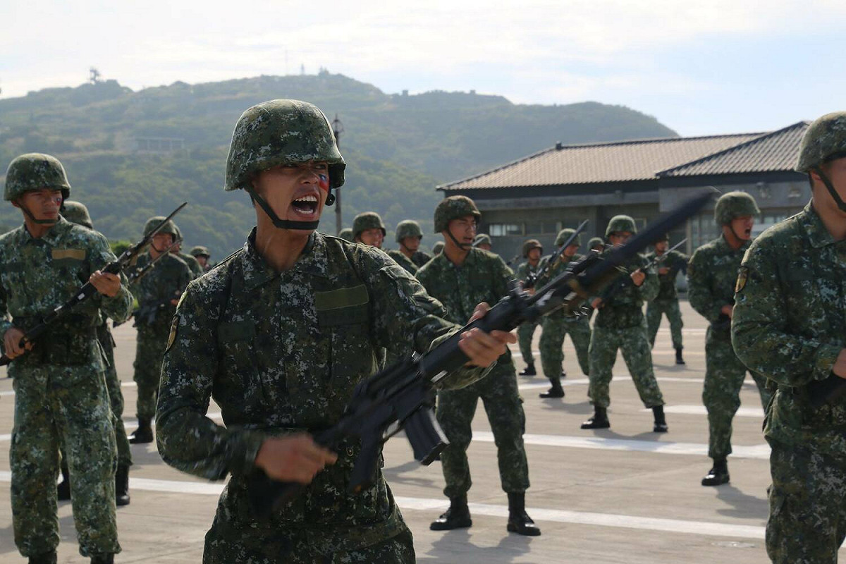 國防部長顧立雄宣布，傳統刺槍術突刺那種不具近戰格鬥精神項目將予以檢討廢除。 圖：翻攝漢聲廣播電臺臉書(資料照片)