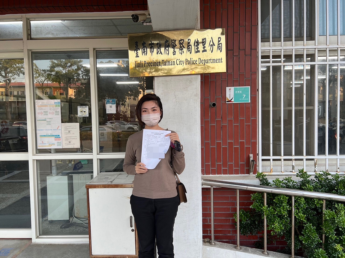 台南市議長選舉爭議連環爆，民進黨台南市黨部執委林士傑被控擄人恐嚇，女兒新科民進黨議員當選人林依婷代表父親發言，指為不實指控，至佳里分局提出告訴。 圖：翻攝林依婷 Lin Yi-Ting臉書