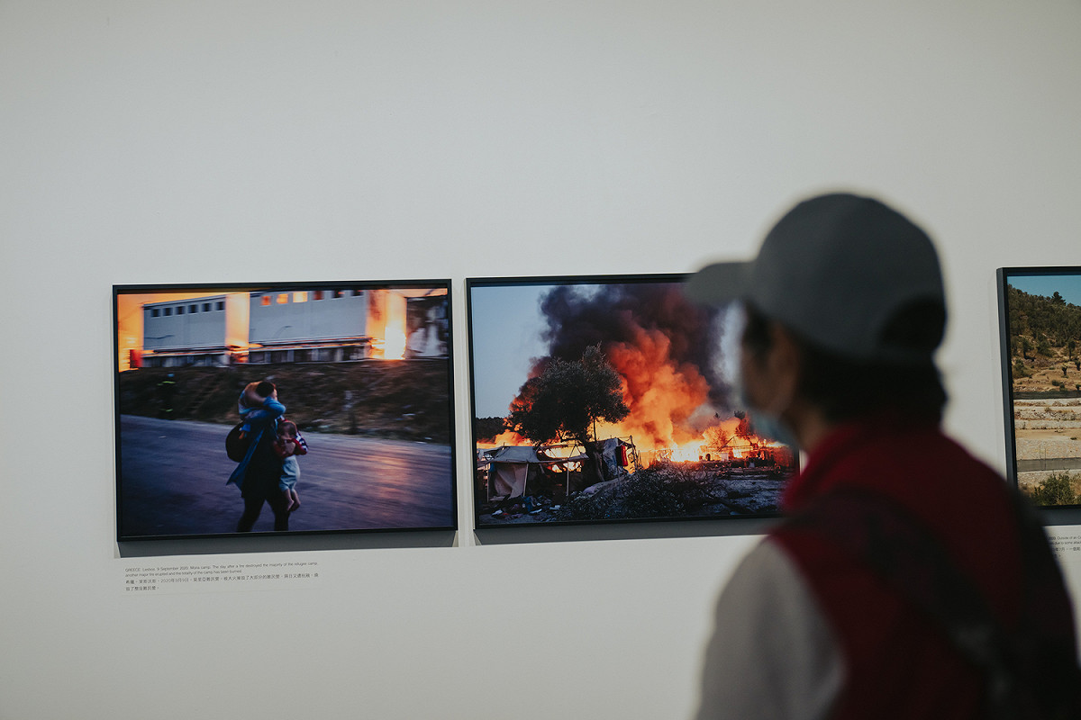 民眾參觀《前線 : 醫療與紀實》攝影展。 圖：高美館/提供