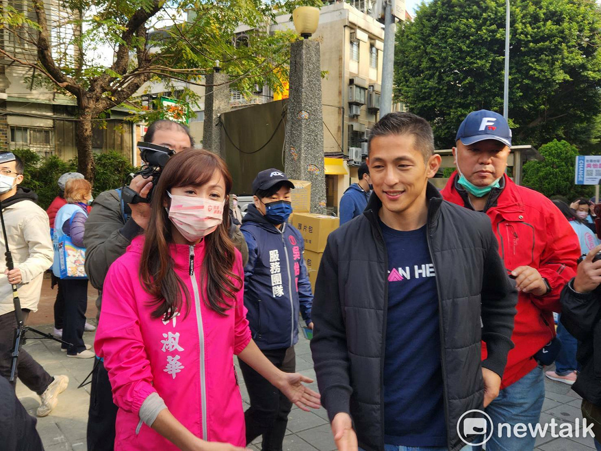 民進黨立委補選候選人吳怡農找來在地議員許淑華助陣。 圖：黃建豪/攝