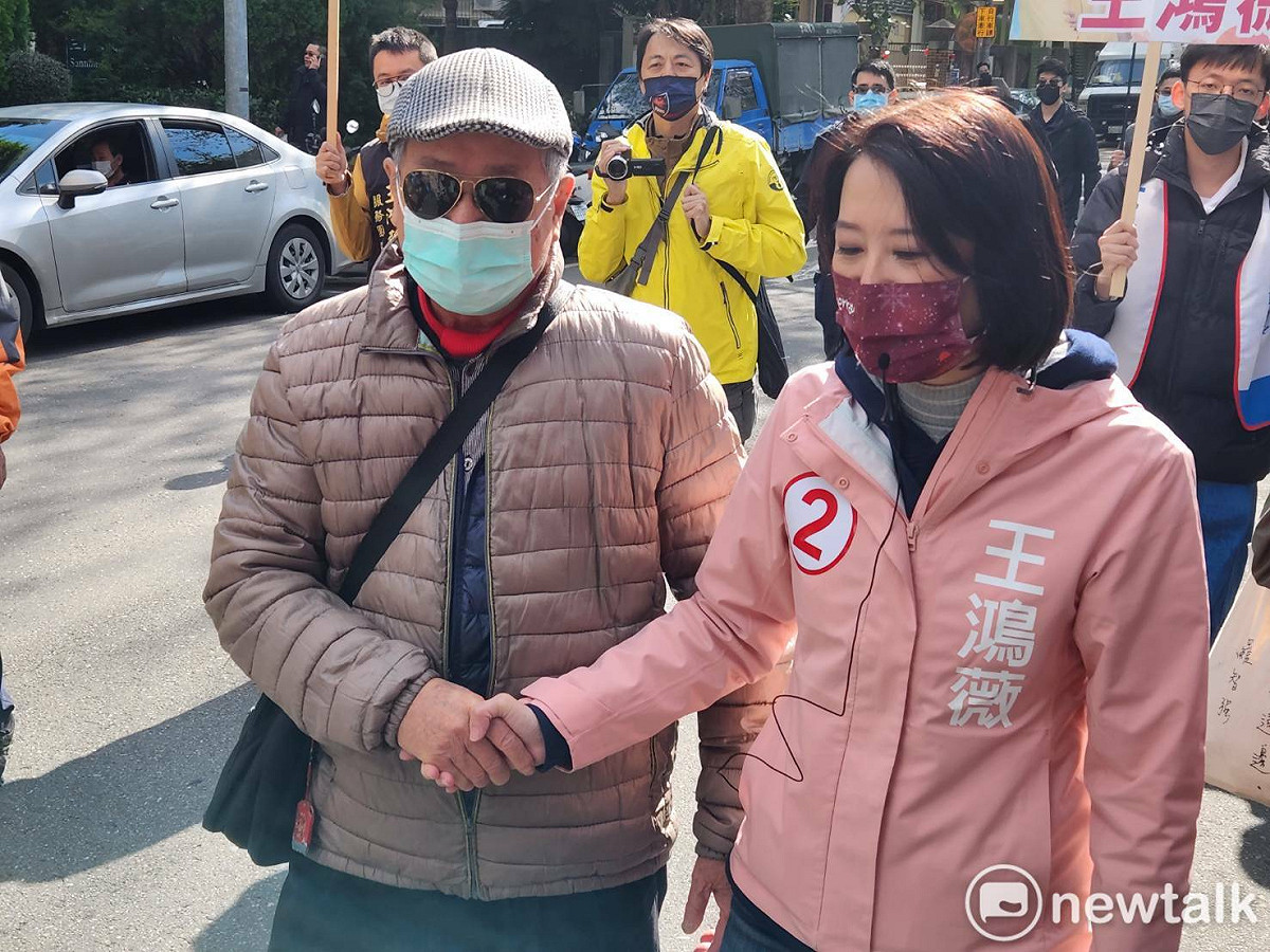 國民黨立委補選候選人王鴻薇邊掃街邊與支持者互動。 圖：黃建豪/攝