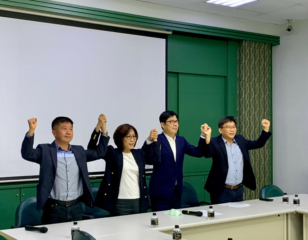 左至右：市黨部主委許智善、康裕成、陳其邁、鄭光峰。 圖：民進黨高雄市黨部/提供