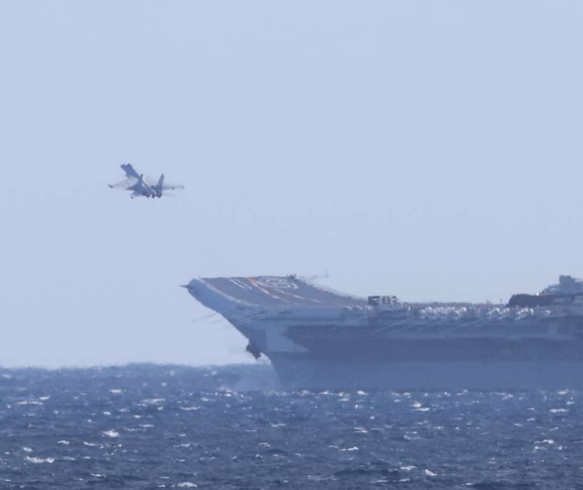 中國海軍遼寧號進行艦載機起降。 圖:翻攝自日本防衛省(資料畫面)