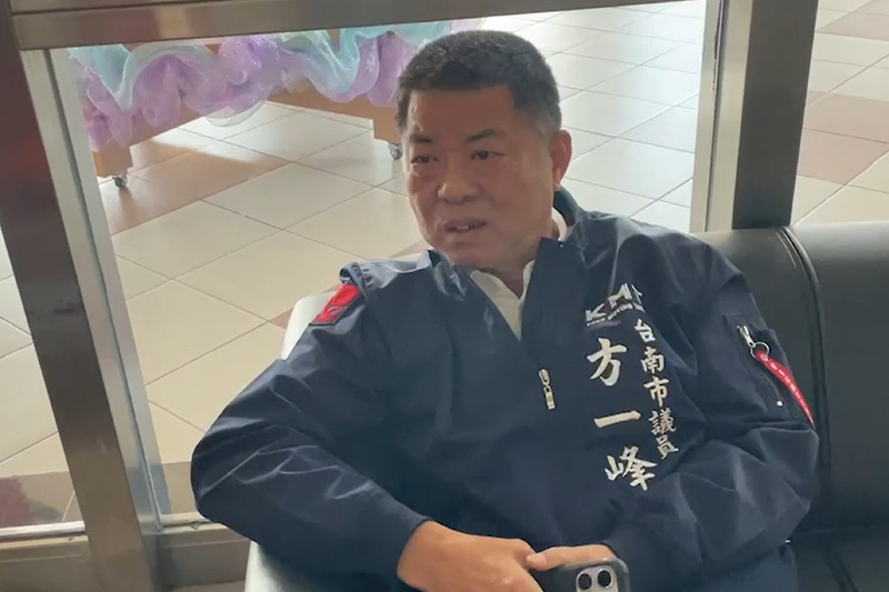 台南市議會將進行正副議長選舉，疑似遭恐嚇影響投票意願的國民黨議員方一峰（圖）暫搬入議會研究室，他24日受訪表示，其實心情沒有受到太大影響，晚上還是睡得很好，預計就住到正副議長選舉結束。 圖：中央社提供
