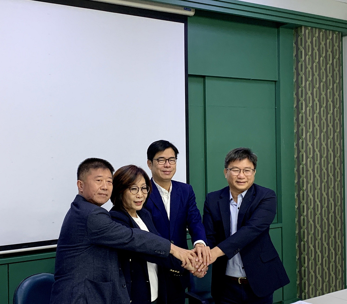 康裕成(左二)出線角逐議長，湧言會表示力挺。 圖：民進黨高雄市黨部/提供