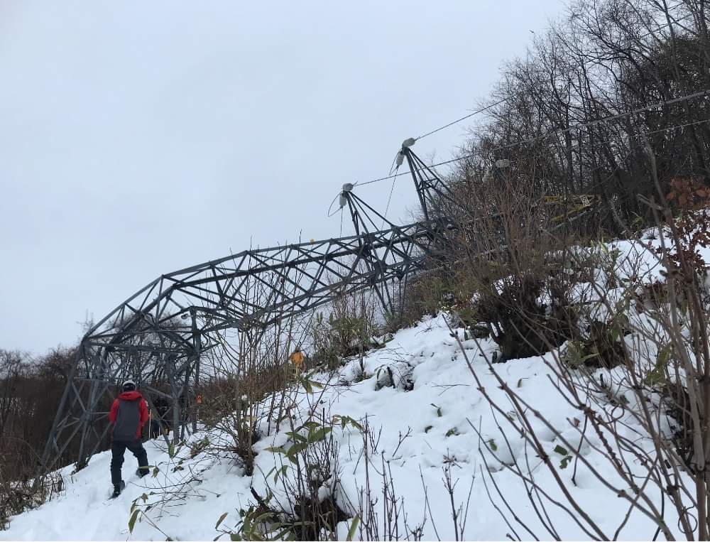 北海道紋別地區電塔遭大雪壓垮。 圖:翻攝自推特/シンヤ(メイン） @tokachinofarmer