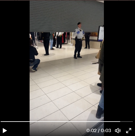 美國明尼蘇達州一家購物中心發生槍擊案，警方已封鎖現場展開調查。 圖：翻攝自@tayjayy451推特