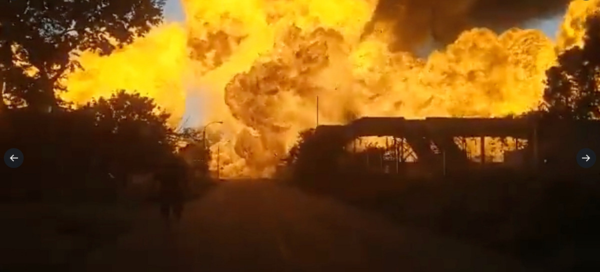 南非的博克斯堡（Boksburg）24日驚傳嚴重爆炸事故，一輛載有液化石然氣的油罐車行經地下陸橋時突然起火爆炸，目前已知造成含兒童在內的8人死亡。 圖：擷取自推特@marikisi
