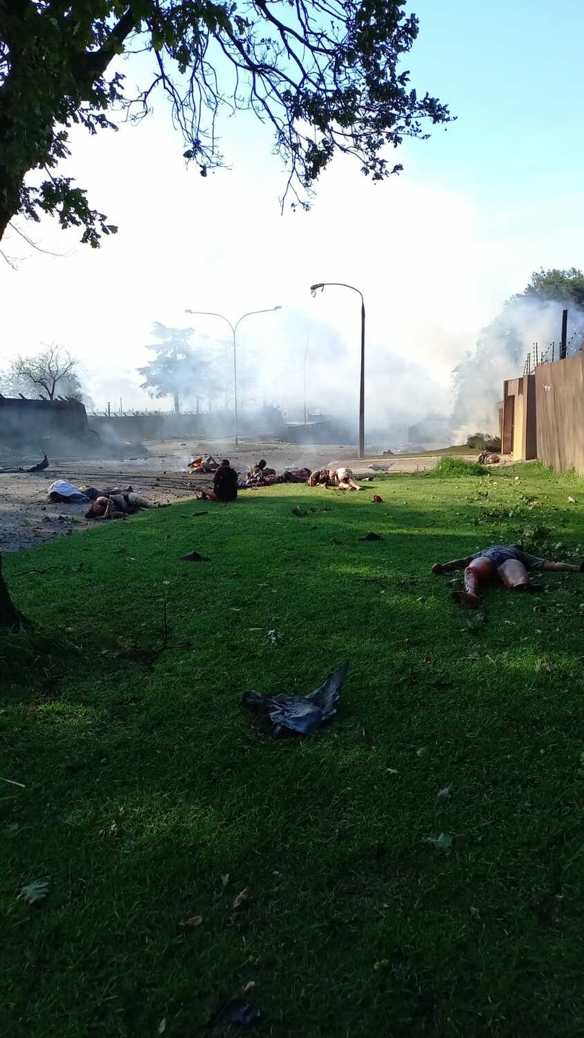 事發地點因位於當地一間醫院附近的民宅區，除8人死亡外更造成多人重傷，其中有6名消防員在撲滅火勢的過程不幸遭燒燙傷。 圖：擷取自推特@MokupiPogisho