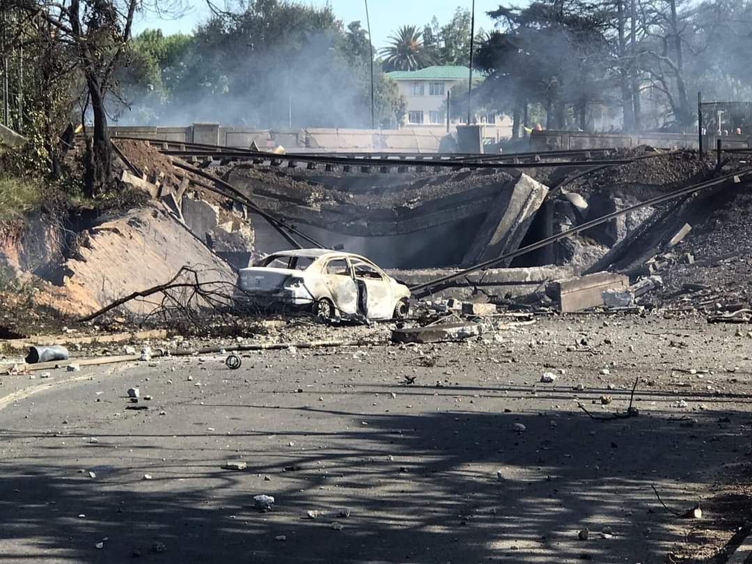 巨大爆炸引起一聲巨響，路人慌忙逃離現場，橋面更因強烈爆炸衝擊而塌陷。由於爆炸後還有許多車輛遭困，火焰吞沒了車輛，濃煙更綿延了好幾公里。 圖：擷自推特@_MuzieB