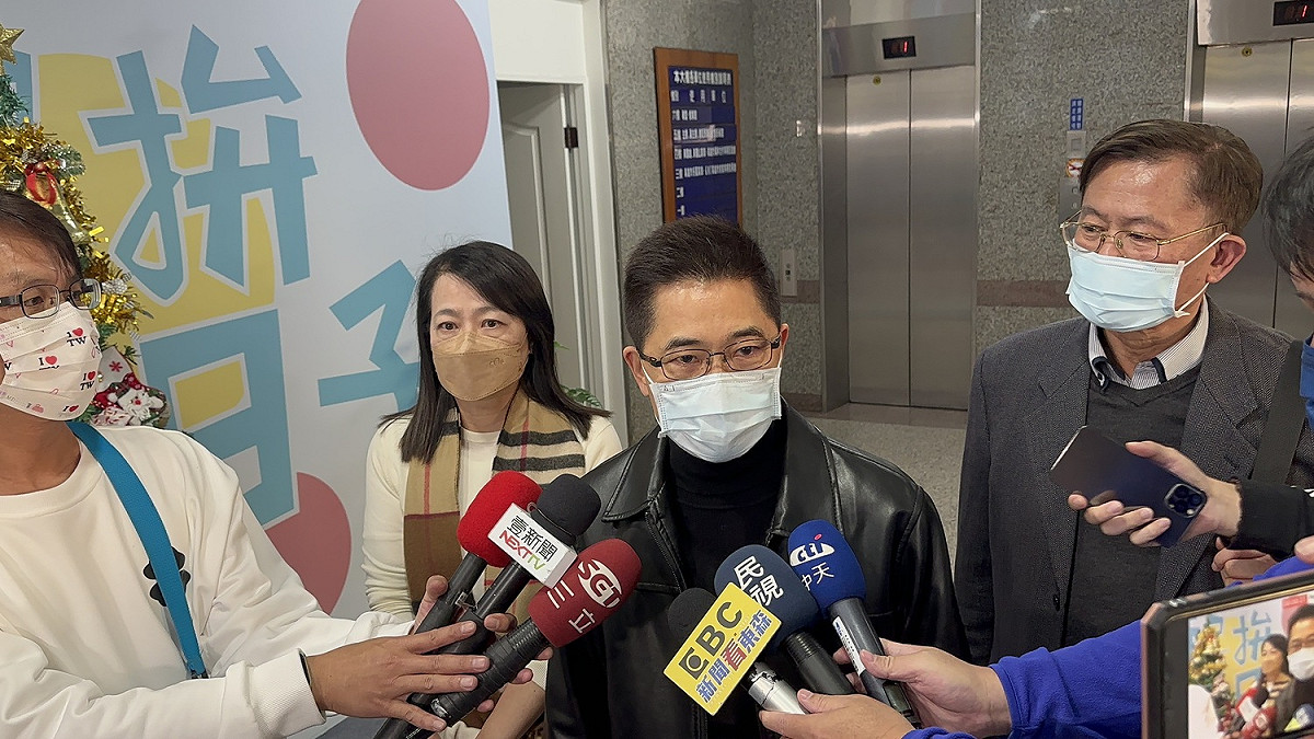 黃健庭(右二)臉色鐵青離開高雄市黨部。 圖：國民黨高雄市黨部/提供