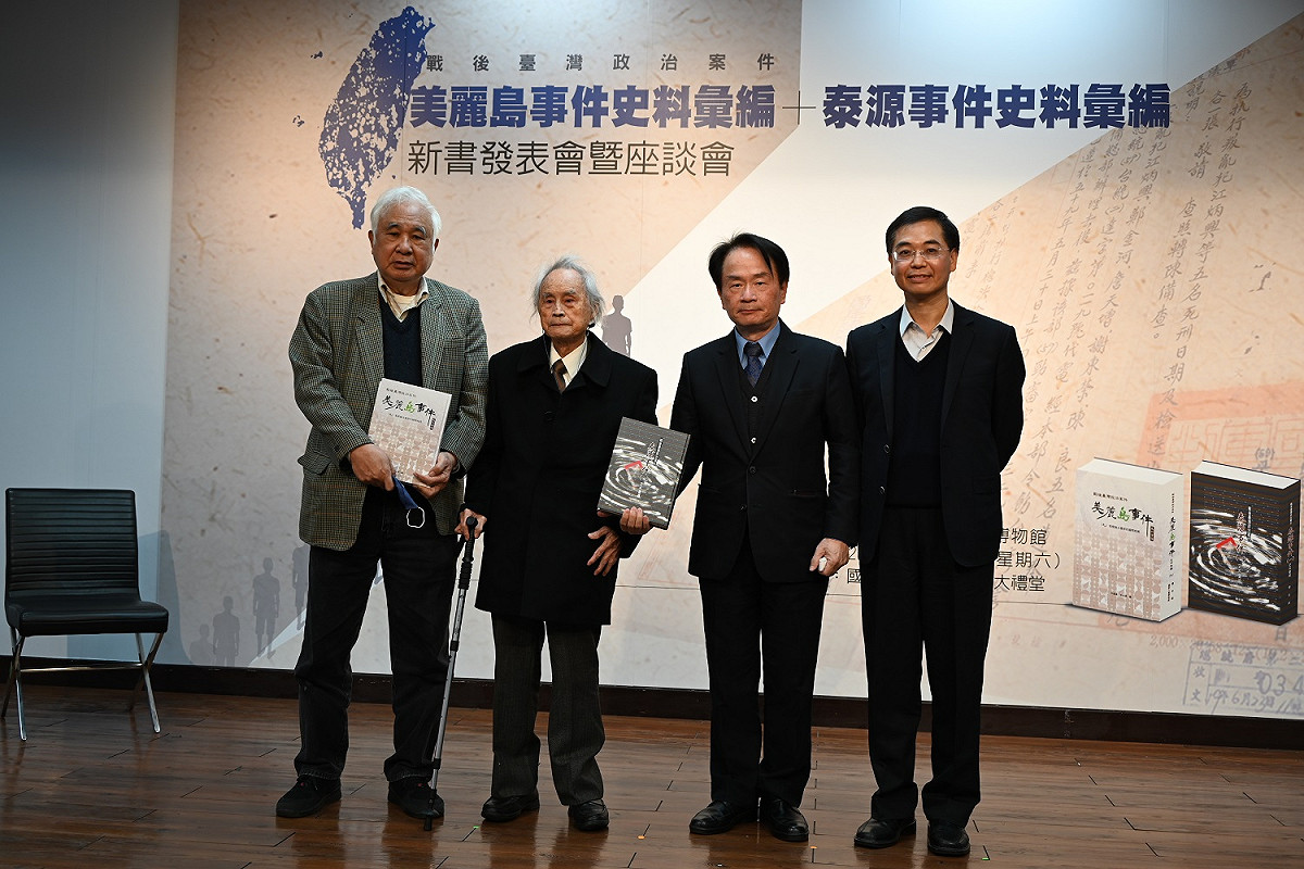 贈書儀式後國史館陳儀深館長、人權館洪世芳館長和蔡寬裕前輩及姚嘉文資政合照。 圖：國史館提供