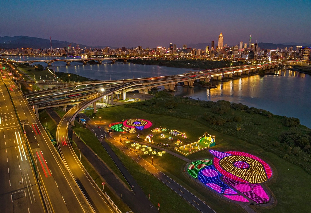 好嗨「鴨」~鴨鴨公園地景藝術展12月24日童趣登場。 圖：新北市高灘處提供