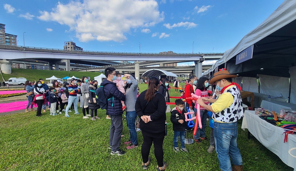 許多親子家庭都來感受童話風情的鴨鴨公園。 圖：新北市高灘處提供