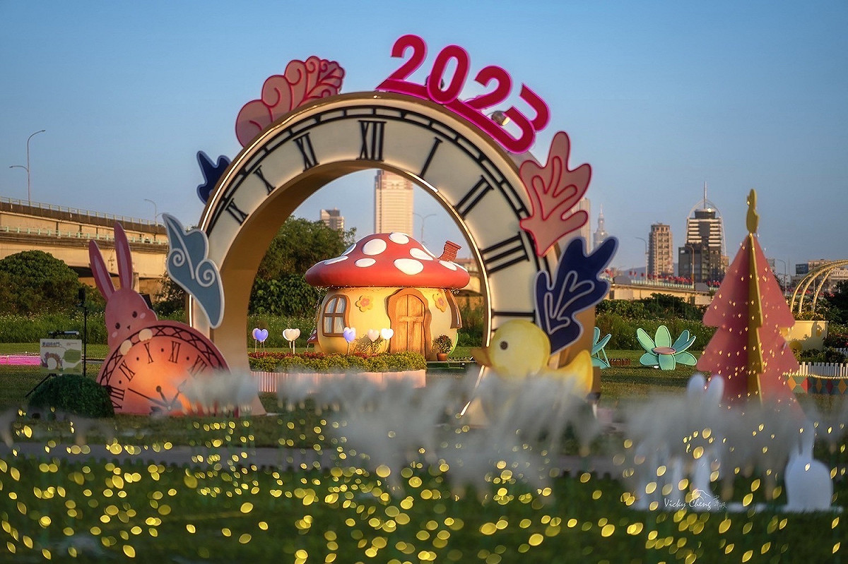 讓人期待的「2022鴨鴨公園地景藝術展」也在今(24)日童趣登場；超萌的鴨鴨換上可愛新裝，要讓大家在河濱公園來一場童話森旅行。 圖：新北市高灘處提供