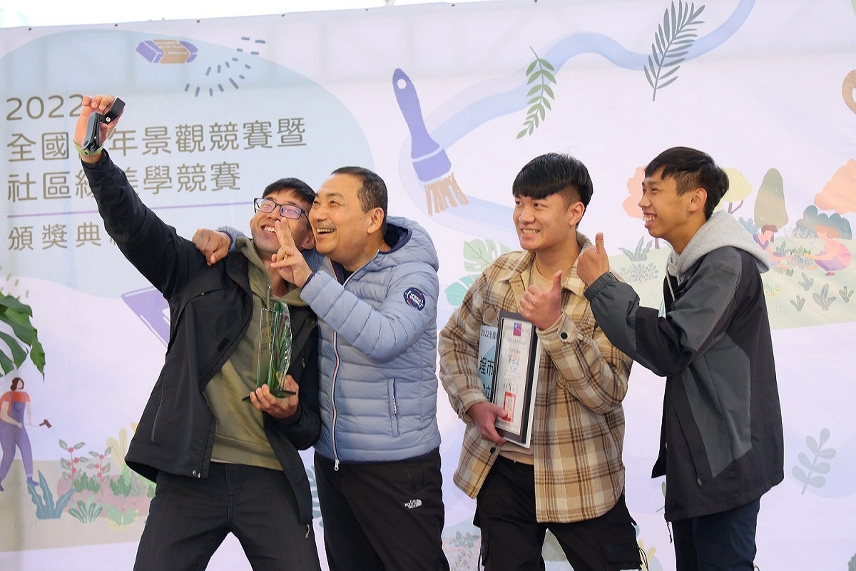 得獎學生與侯友宜開心自拍。 圖：新北市景觀處提供