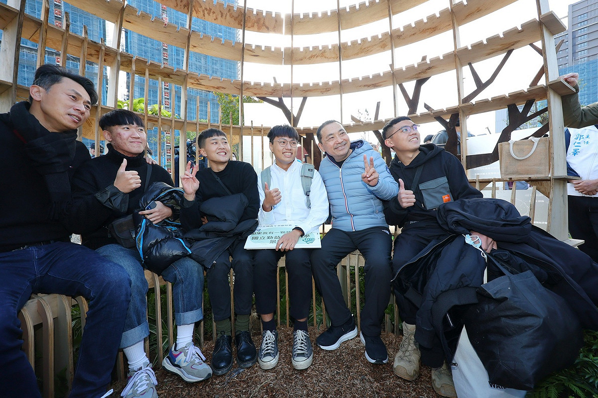 侯友宜參觀第一名勤益科大學生作品《如果我有一顆種子，_______ _》。 圖：新北市景觀處提供