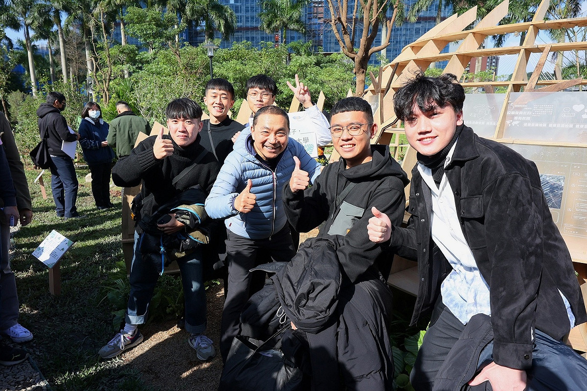 侯友宜與第一名勤益科大學生在作品前合影。 圖：新北市景觀處提供
