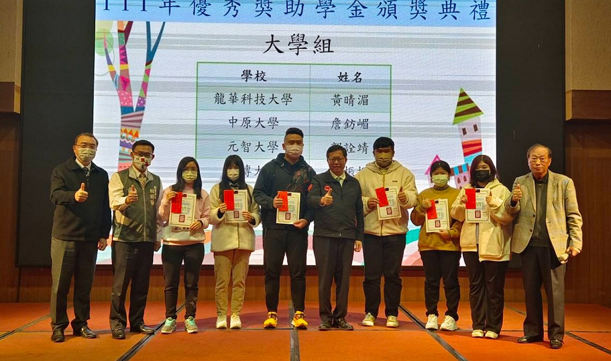 鄭文燦鼓勵學子要不畏艱困持續努力，將來回饋社會。 圖：林昀真/翻攝