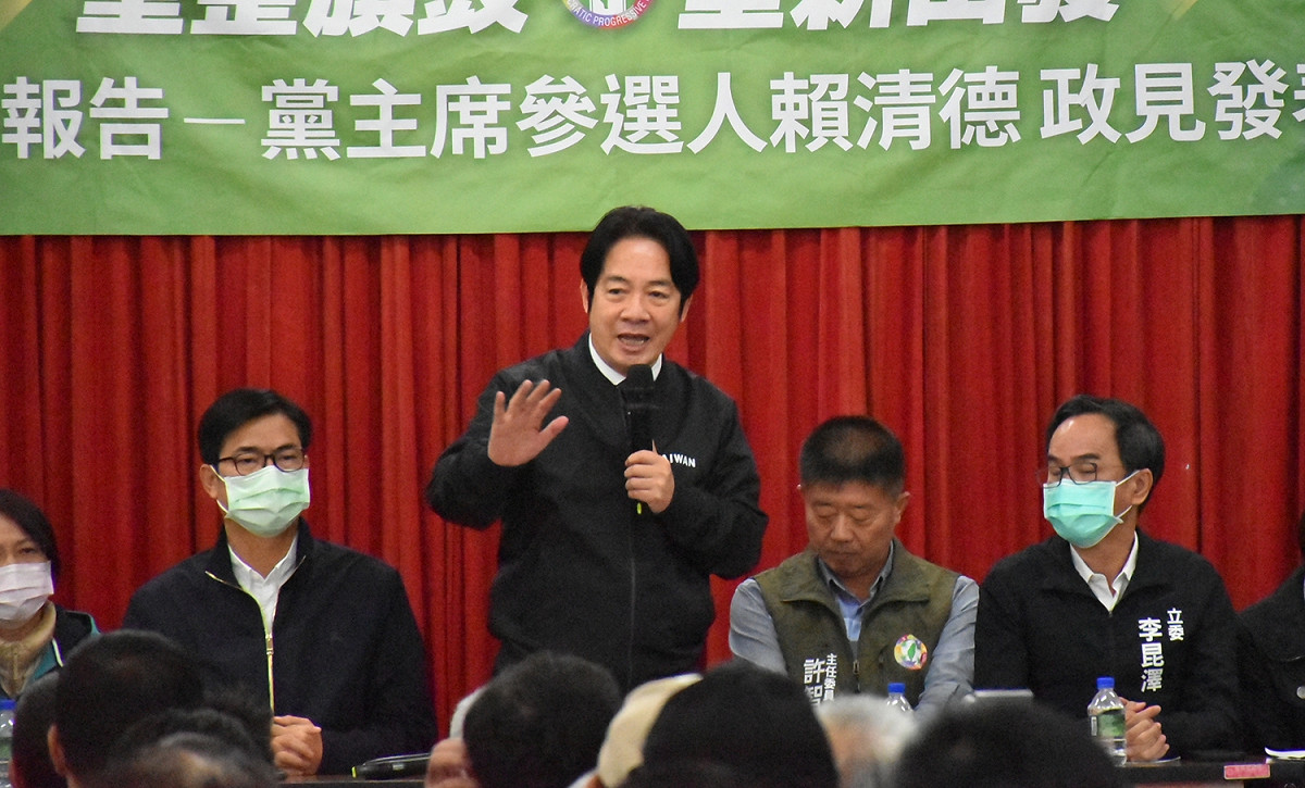 賴清德(中)在高雄舉行政見發表會。 圖：孫家銘攝
