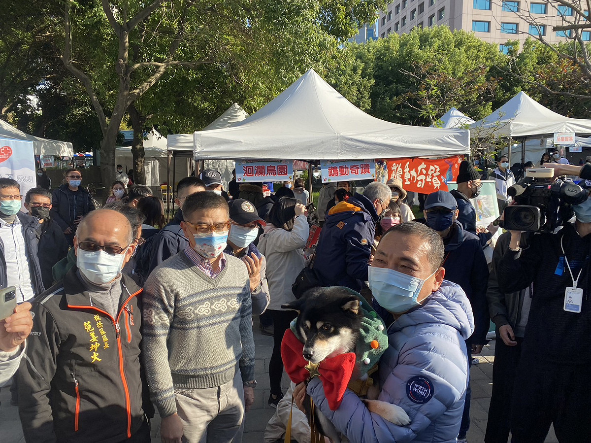 侯友宜和狗狗互動。 圖：新北市動保處提供