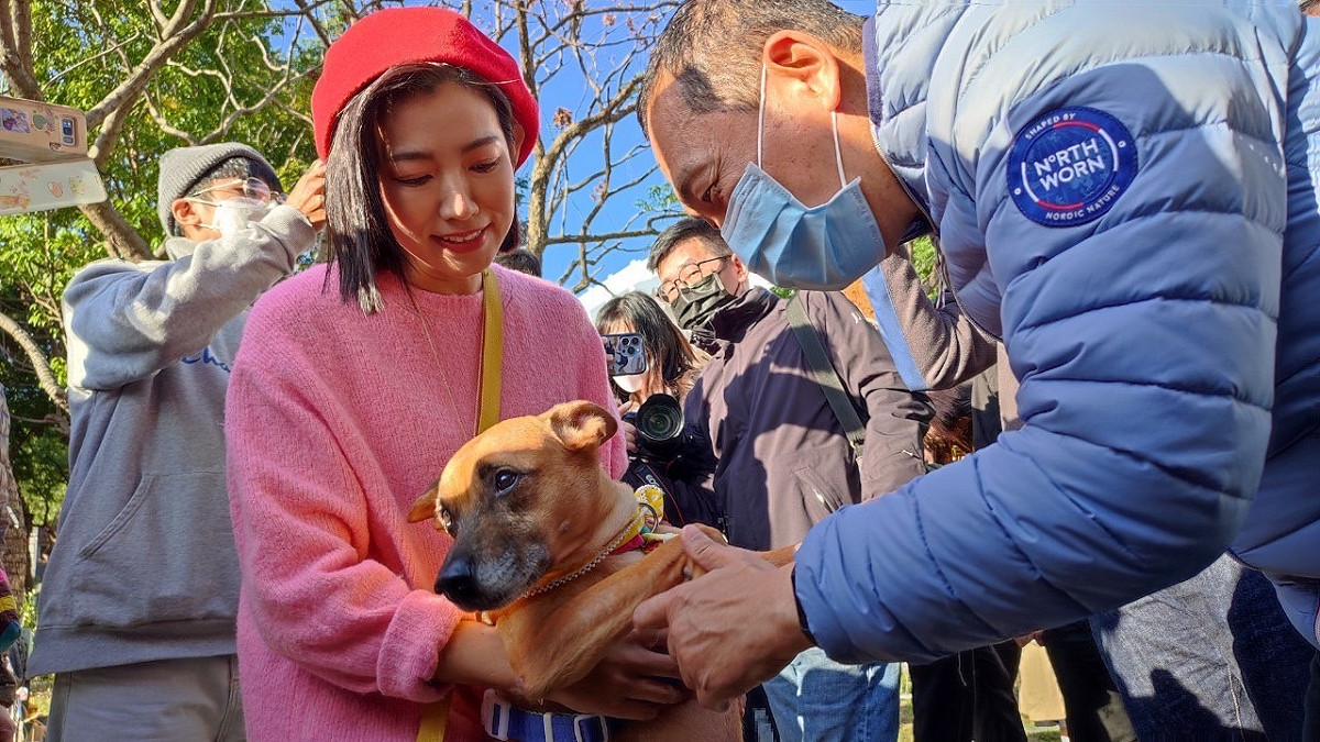 侯友宜與米可白及愛犬錢錢互動。 圖：新北市動保處提供