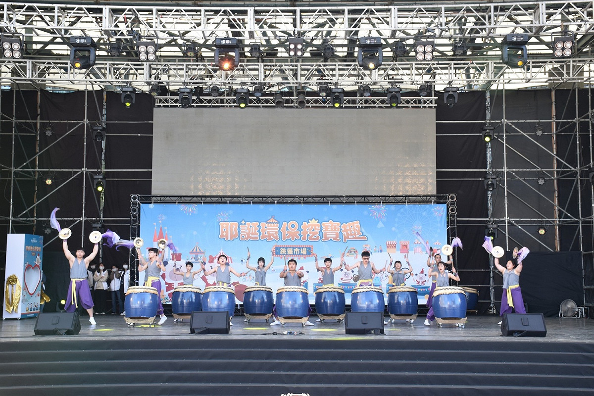 丹鳳高中擊鼓隊開場表演熱力四射。 圖：新北市環保局提供