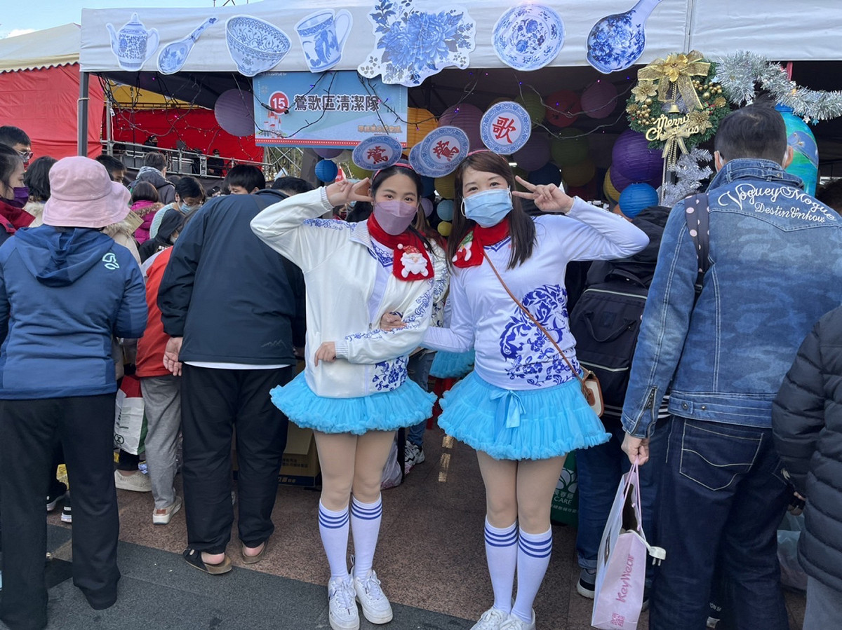 各區清潔隊造型打扮及攤位布置皆富有巧思，讓民眾在溫馨愉快耶誕氛圍中挑選二手好物。 圖：新北市環保局提供
