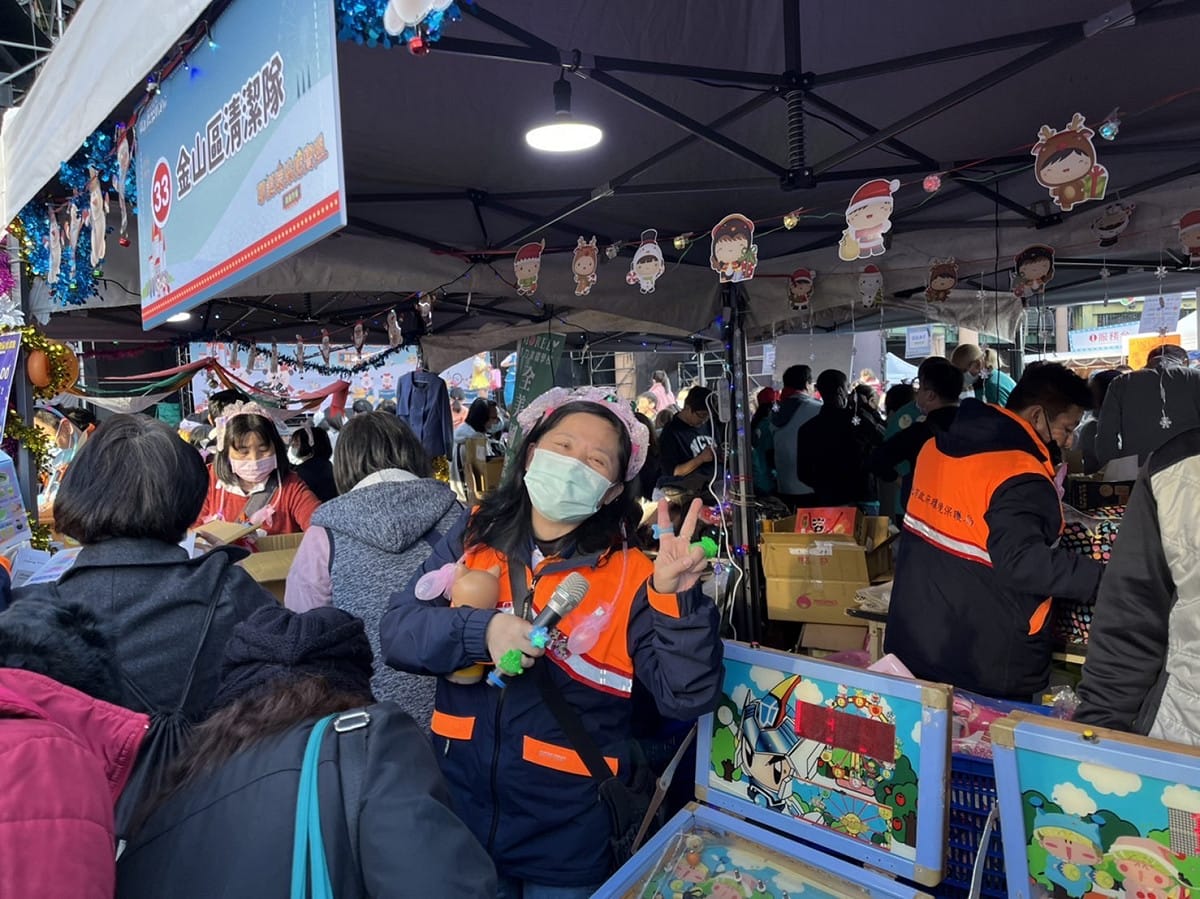 新北各區清潔隊義賣民眾熱情捐贈的二手好物。 圖：新北市環保局提供