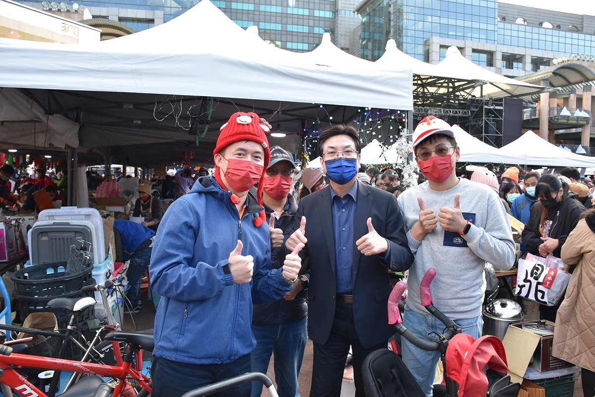 劉和然攤位巡禮。 圖：新北市環保局提供