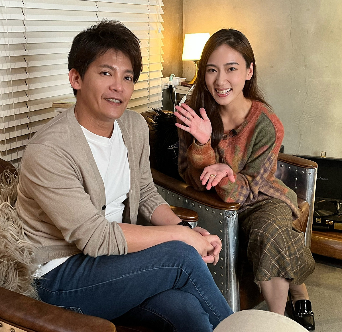 宋婭彤(右)演出前曾向謝哲青討教。 圖：孫家銘攝