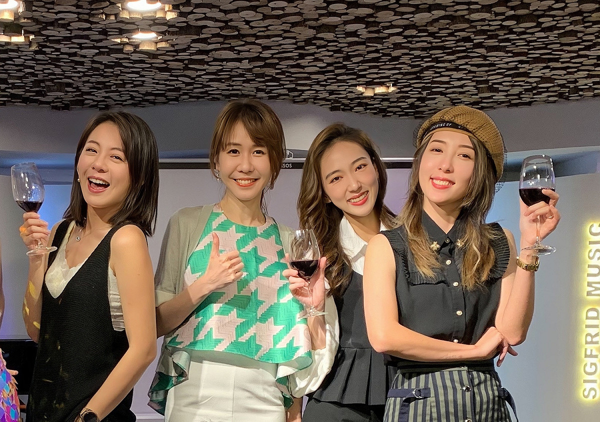 宋婭彤(右二)與解偉苓(左一)、李姿慧(左二)、蔡頤榛(右一)合作愉快。  圖：孫家銘攝