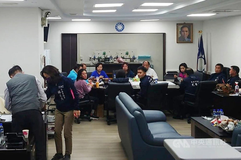 台南市議會國民黨團24日晚間開會討論25日正副議長選舉，黨團發言人王家貞會後表示，會中再度確認選舉流程，也針對黨中央下達指示，也就是不得「民國配」、不得投自己，以及全力支持李文俊爭取副議長席次等，達成一致性決議。 圖：中央社提供