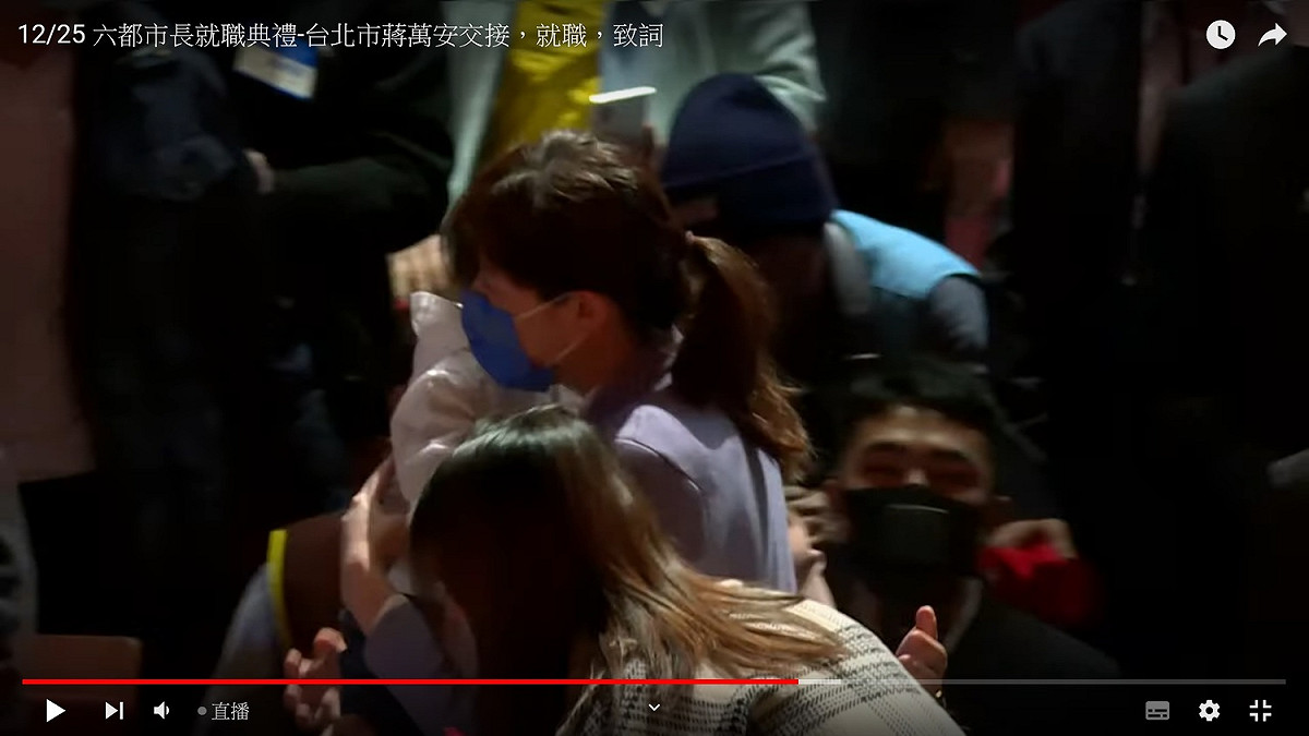 台北市長蔣萬安夫人石舫亘抱著爆哭的小兒子離開會場 圖：翻拍自交接典禮直播YouTube