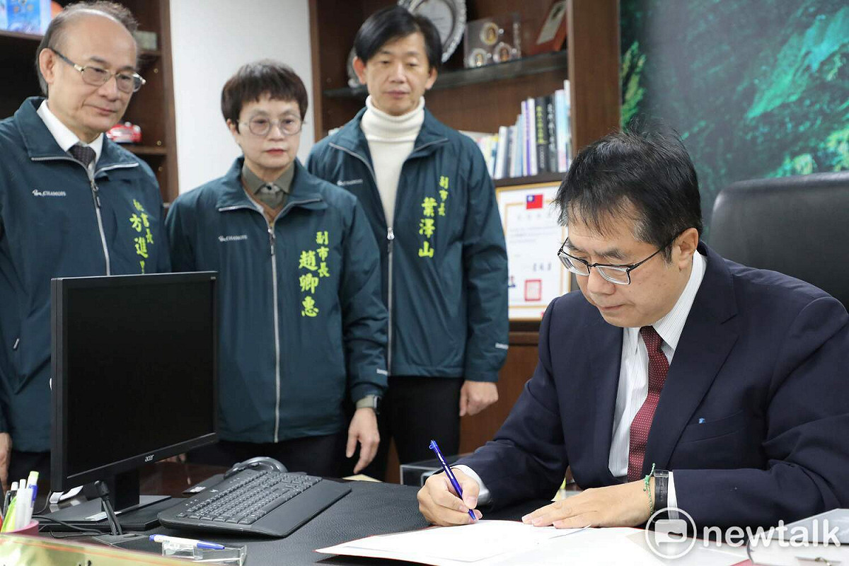 台南市政府今日在永華市政中心西拉雅廣場舉行台南市第四屆市長宣誓就職典禮，台南市長黃偉哲於典禮前在副市長趙卿惠、葉澤山及秘書長方進呈的陪同下，簽署第二任期的第一份公文，內容為台南市政府透明廉政公約。 圖：台南市政府提供
