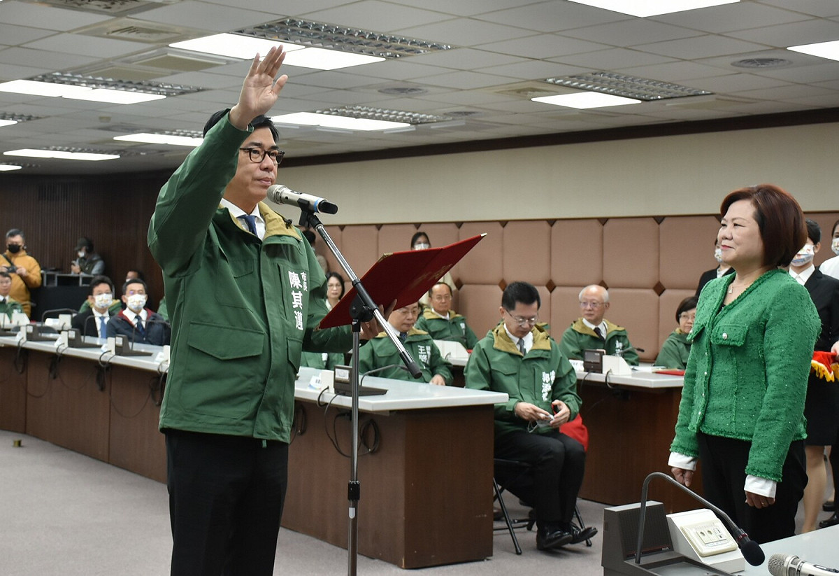 陳其邁(左)宣誓就任第四屆高雄市長。 圖：孫家銘攝