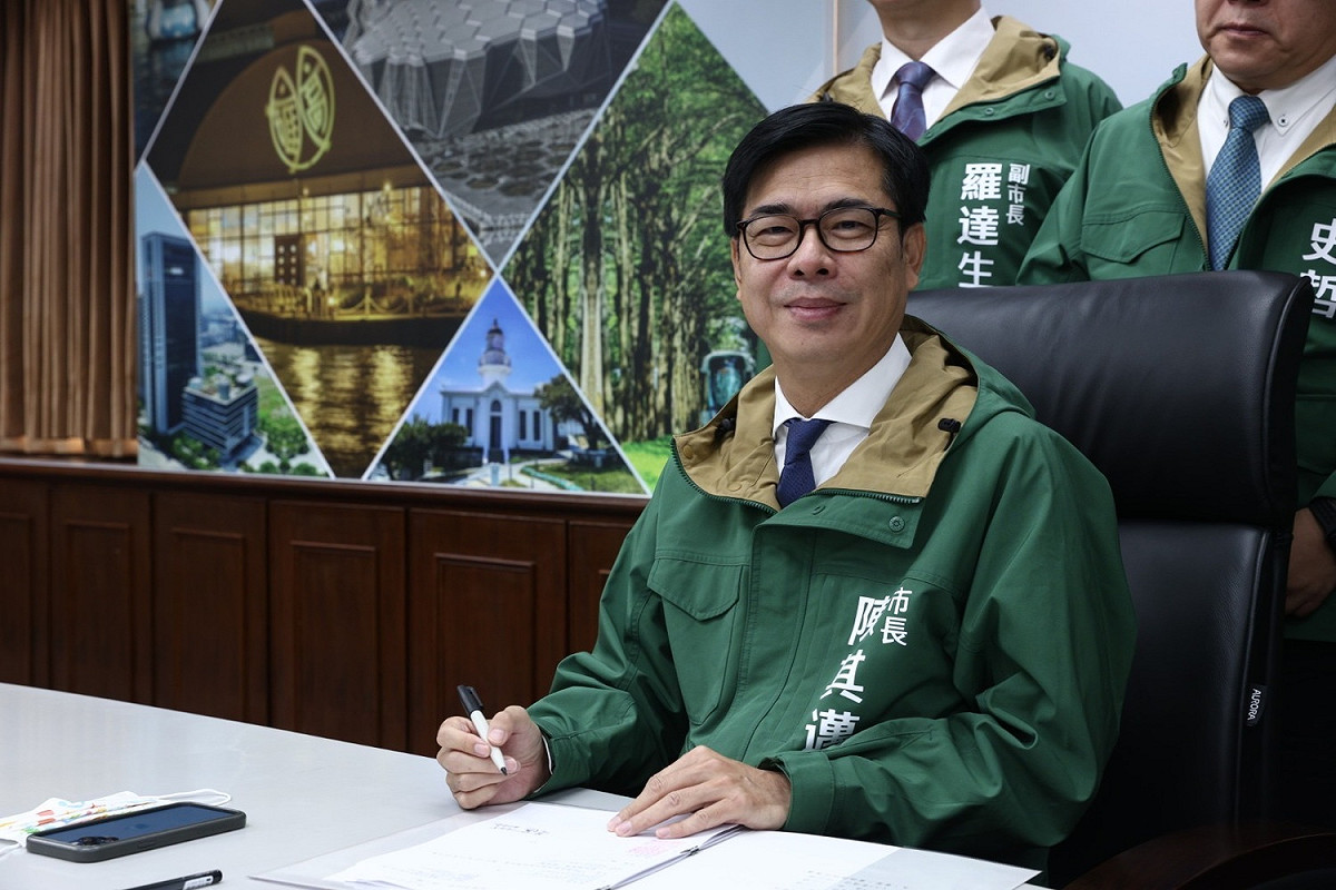 陳其邁簽署就職後第一份公文。 圖：高雄市政府/提供