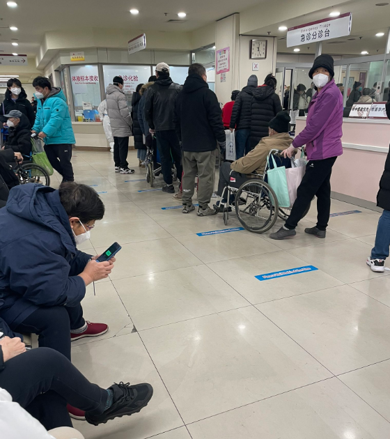 北京醫院被發燒、確診患者擠的水泄不通。 圖: 翻攝自 Anouk Eigenraam 推特