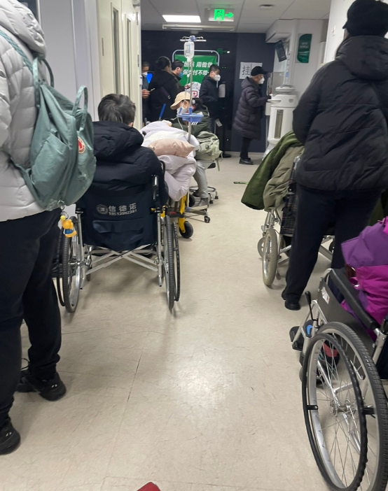 因為北京醫院床位不足，病患只能在走廊上打點滴等待。 圖: 翻攝自 Anouk Eigenraam 推特